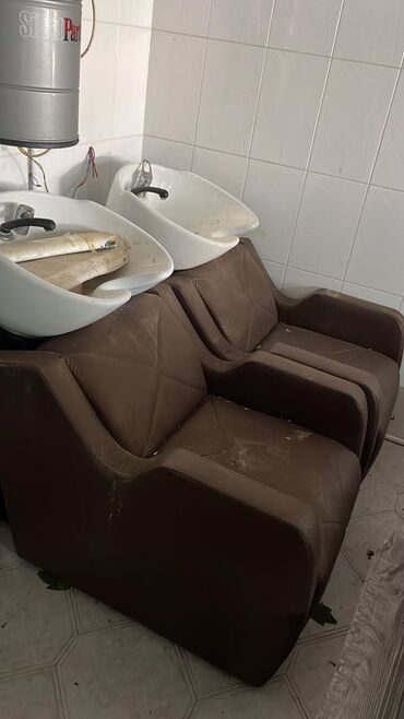 divar boyalari: İki bölməli salon yuma stendi - 2 ədəd keramik lavabo – saç yuma üçün