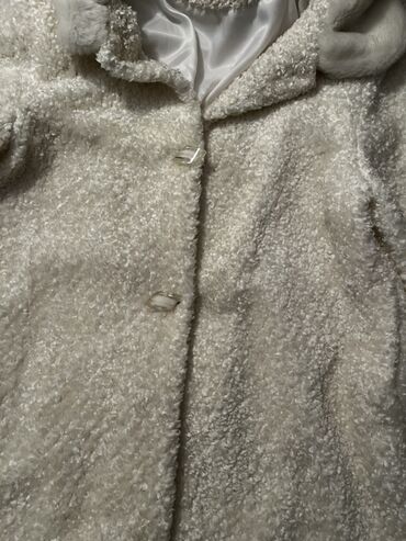 Kaputi: Beli damski kaput od boucle tkanine sa krznenim detaljima - — 6