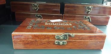 Masaüstü oyunlar: Taxta qutuda domino dəsti - Klassik “Dominoes” yazılı taxta qutu — 2