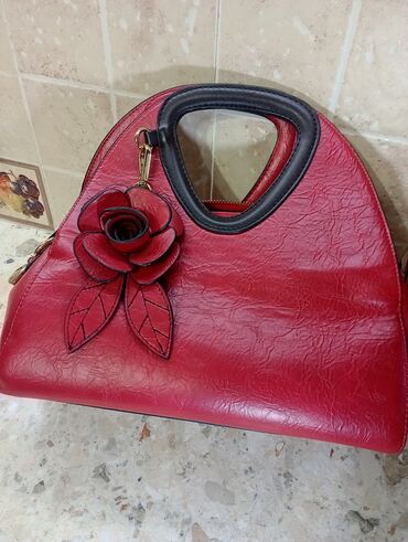 сумка красная: Продаю женскую сумку в отличном состоянии все замочки целые