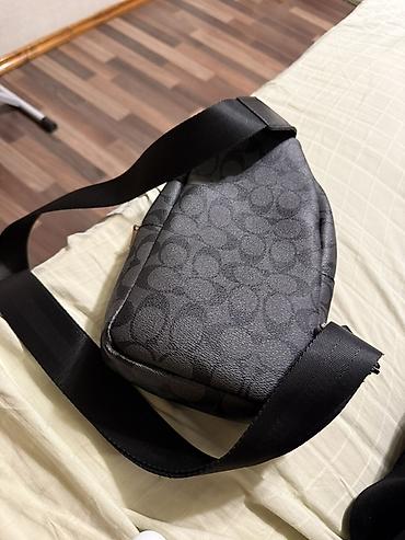 туп: Сумка‑слинг COACH с фирменным монограммным принтом Signature в — 1