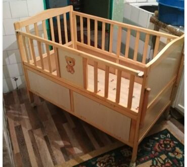 демисезонные конверты для новорожденных: Детская деревянная кроватка на колесах. - Материал: массив/шпон