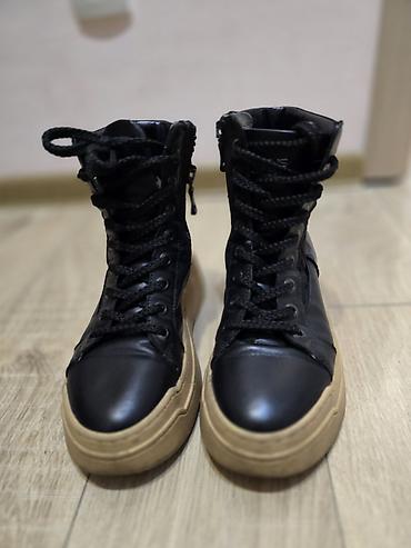 ugg bor: Original kozne cizmice cuvenog Italijanskog brenda. Par puta obuvene — 1