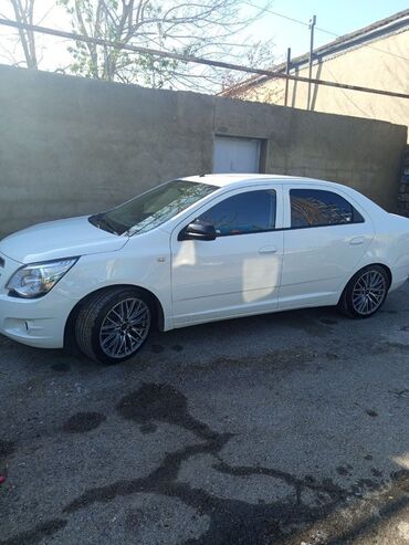niva 4 qapi: Chevrolet Cobalt sedan – ağ rəng, 4 qapı, şəhər və uzun məsafələr üçün