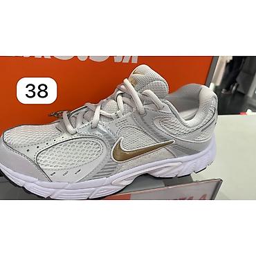 nike s: Кроссовки Nike (модель в беговом стиле) — белые с золотым Swoosh. - — 2