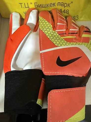 перчатк: Вратарские перчатки Nike (оранжево‑белые с чёрными логотипами) - Тип — 2