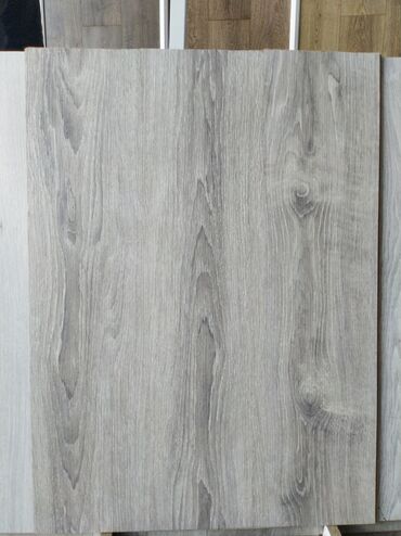 mebel qapi: Məhsul: Laminat döşəmə paneli - Rəng/naxış: Açıq-boz tonlarda təbii