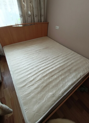 Двуспальные кровати: Двуспальная кровать, Б/у, С матрасом, длина - 193 см — 1