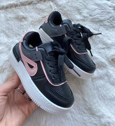 Patike: Veličina - 34, Vodootporne — 30