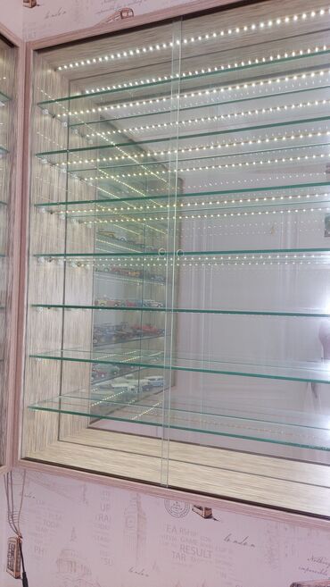 Stend vitrinləri: Şüşə qapıları olan vitrin, model avtomobillər kolleksiyasını səliqəli — 5