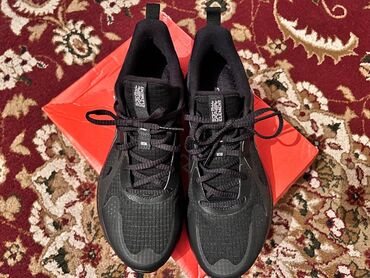 осенние кроссовки: Продаю осенний весенний спортивный ботас от фирмы Лининг фабричный