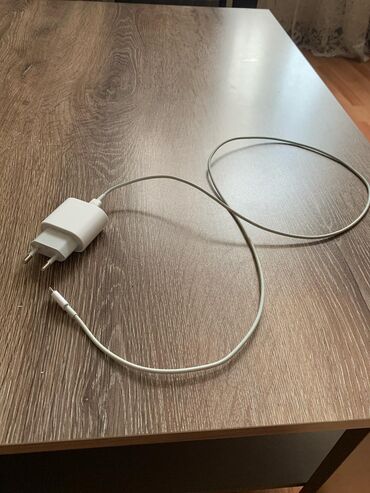 33 watt adapter: Adapter Apple, 20 Vt, İşlənmiş