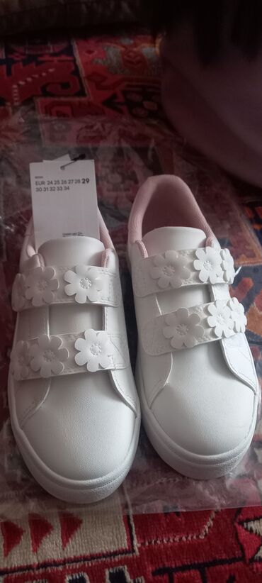 подарки на 23 февраля мужчинам: Новые кроссы на девочку от H&M