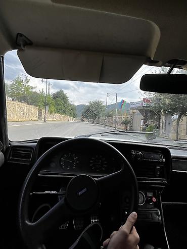 su radiatoru: VAZ 2107 avtomobili təqdim olunur. Sedan kuzova malik bu model ağ — 8