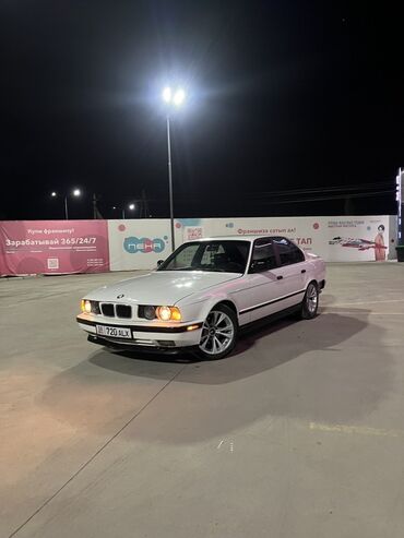 виста ардео: Автомобиль BMW E34 в белом кузове. Седан с классическим дизайном