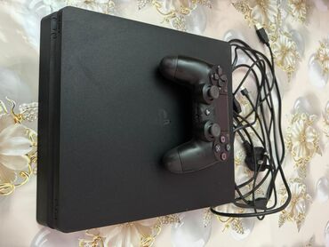 PS4 (Sony Playstation 4): Play station 4 500 gb 5 aydı alınıb 800 ə alınıb 400 m satılır