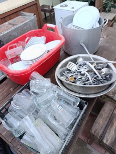 ikinci əl su çəni: İşlənmiş qab-qacaq və pivə bokalları satılır