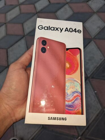 продаю самсунг: Samsung Galaxy A04e, Б/у, 64 ГБ, цвет - Розовый, 2 SIM