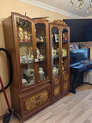 Мебель: Klassik üslubda qonaq otağı mebel dəsti Tərkib: - Böyük güzgülü — 2