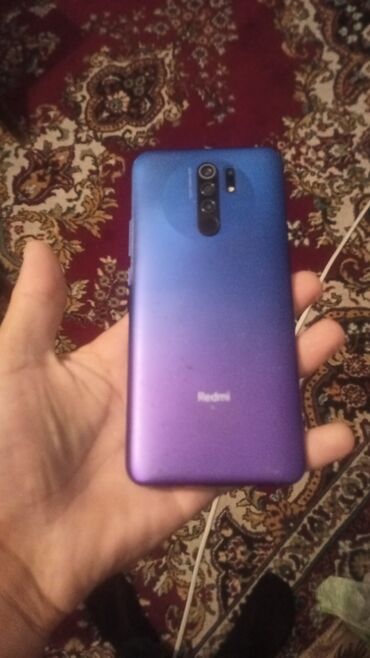 Çəngəllər: Xiaomi Redmi smartfon - Rəng: mavi-bənövşəyi gradient arxa qapaq -