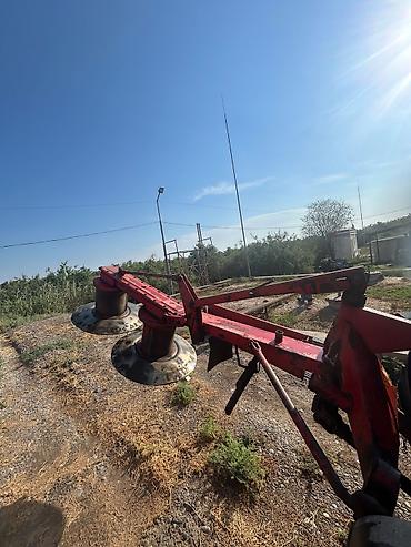 gen: Mavi rəngli təkərli traktor və yan vurulan diskli otbiçən qoşqu — 4