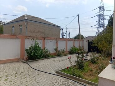 qutqaşınlı küçəsi: Həyət evi üçün geniş həyət sahəsi və yarımçıq bağça-yaşayış