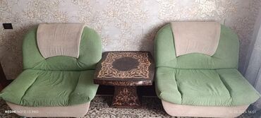 divan üsdükleri: Divan desti üçü bir yerde yaxsi veziyyetdedir