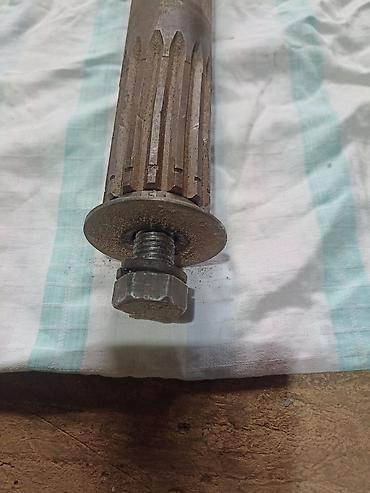 krecko: Osovina sa slike, dužine 1160 mm sa nutovima na krajevima dužine 90 — 3