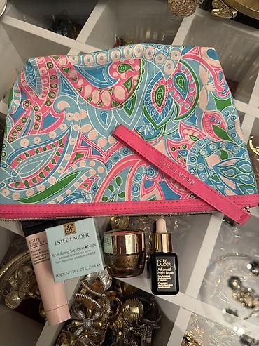 s8 night: Estee Lauder kosmetik məhsullar dəsti və kosmetik çantası. Dəstə Estee — 1