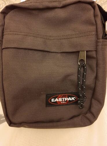 Πωλείται τσαντάκι ώμου μάρκας Eastpak. Χρώμα καφέ. Έχει 4 θέσεις για