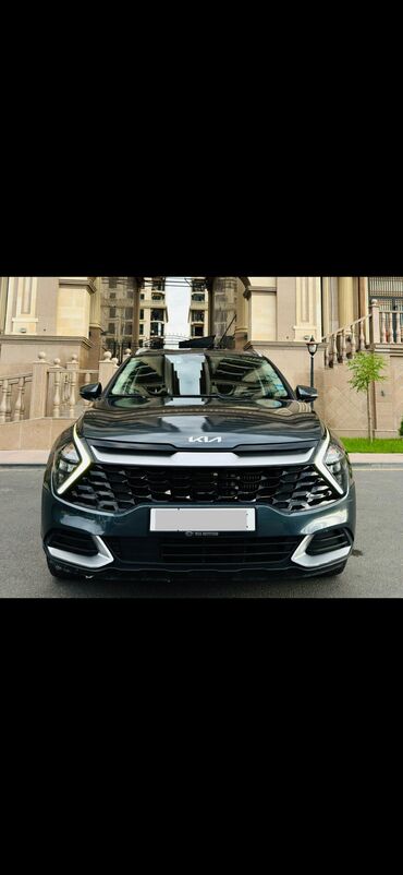 фара на поло: Современный кроссовер Kia Sportage в темно-сером цвете. Модель имеет