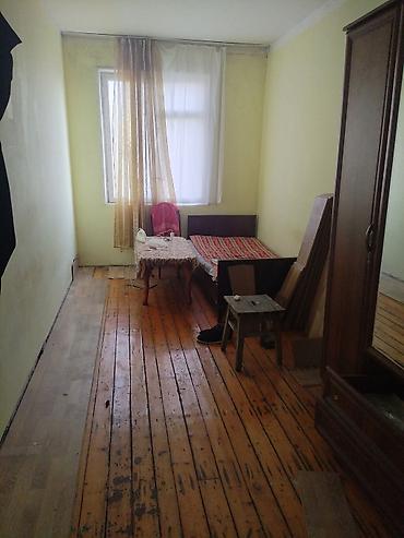 Mənzillər: 3 otaqlı mənzil – günəşli, ayrı-ayrı otaqlar, taxta döşəməbalkon — 3