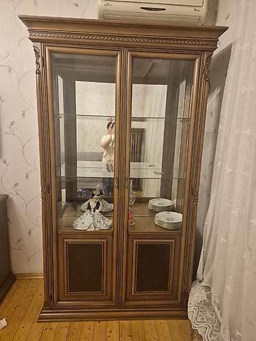 Klassik üslubda vitrin dolabı dəsti - Material: taxta karkas, ön və