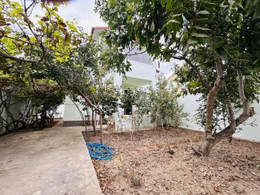 Həyət evləri və villaların satışı: Satılır: həyətli iki mərtəbəli fərdi ev Ünvan təsviri: Şəhər daxili — 9