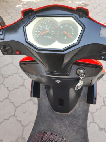 Скутеры: Скутер 50–125 см³ (карбюраторный, вариатор). Яркий красно‑чёрный — 8