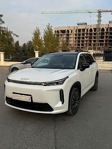 byd e9 2025: Электрокар Aion, кроссовер белого цвета. Основные особенности: - — 1