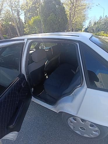 Daewoo: Daewoo Nexia sedan, 4 qapı, ağ rəng. - Kuzov: kompakt sedan, ön — 6