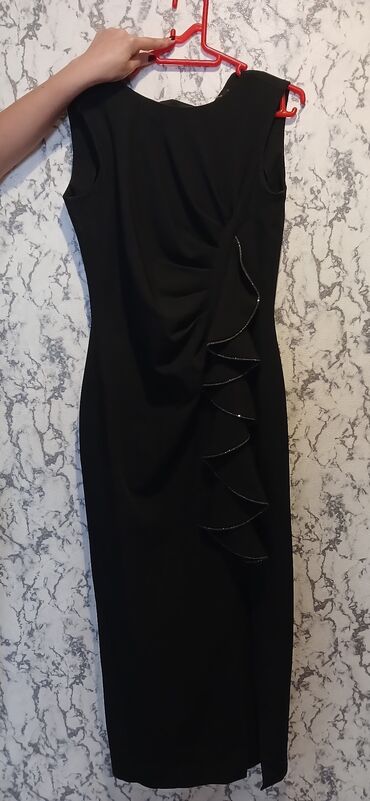 Ziyafət donları: Qara zərif ziyafət donu - Rəng: klassik qara - Model: qolsuz, dar