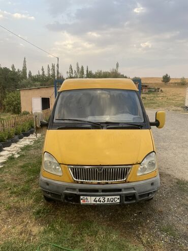 купить багажник на крышу авто в бишкеке: Грузовой микроавтобус ГАЗель, окрашенный в желтый цвет, предназначен