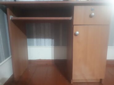 Stullar: Kompüter masası, Açılmayan, Dördbucaq masa