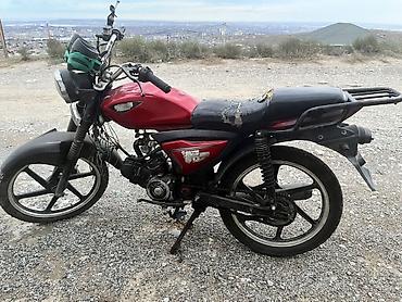 qalmaq serti ile mopedler: Moped/motorsiklet – qırmızı rəngdə, 4 taktlı benzin mühərriki (təxmini — 2