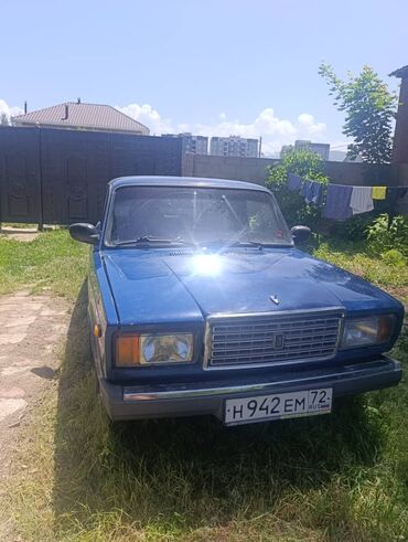 авто заратка: Автомобиль ВАЗ-2107 синего цвета, классическая модель седана. Оснащен