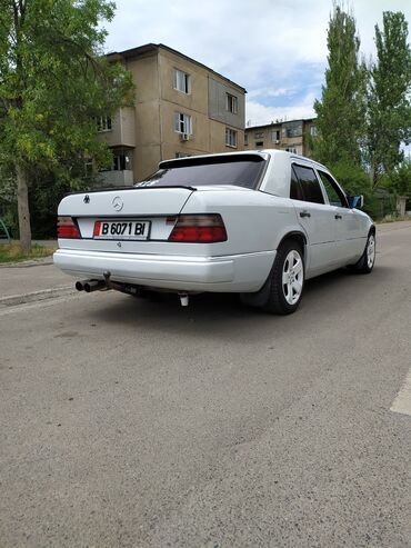 18 мест: Mercedes-Benz W124: 1990 г., 2.3 л, Механика, Бензин, Седан