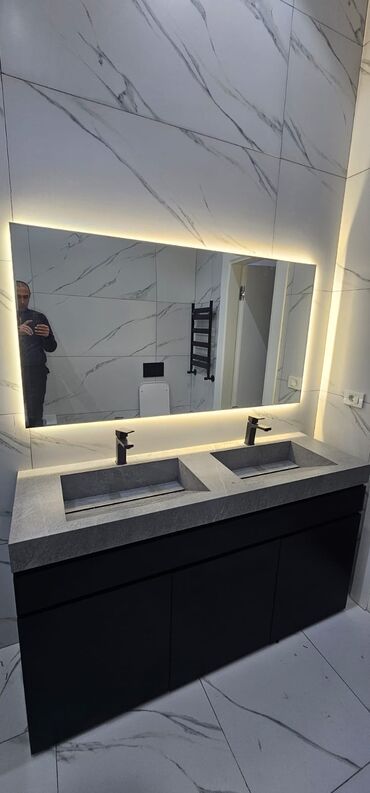 Tikinti daşları: Bu, iki lavabo və işıqlandırmalı güzgüdən ibarət müasir hamam