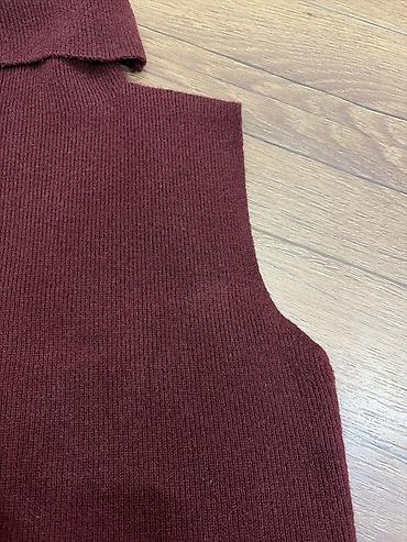 usta geyimi: Bordo rəngli trikotaj boğazlı jilet - Model: qolsuz, düz kəsim jilet — 2