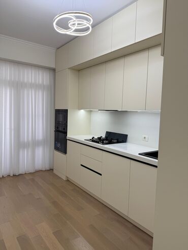 белый офисный стол: Minimalist dizaynda hazır mətbəx dəsti - Rəng: açıq krem, mat səth -