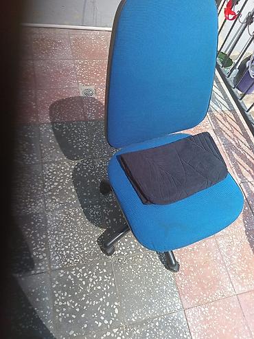 parça bez: Ofis kreslosu – mavi parçalı, bel dəstəyi və yumşaq oturacaqla. - — 1