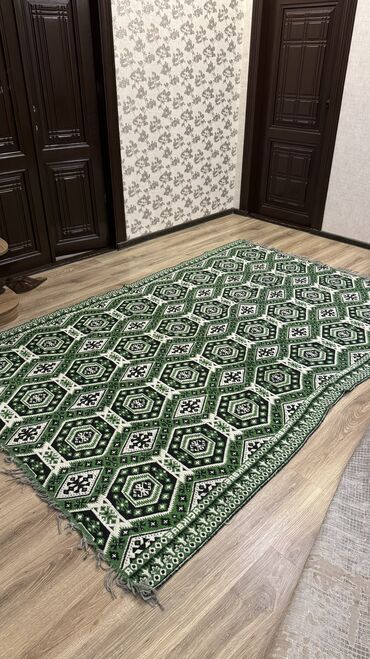 Qədim xalçalar: Az işlənilmiş kilim xalça Uzunluq 3m en 2m 2 üzlüdür. Ən son şəkil — 2