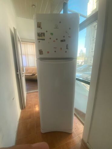 тап аз холодильники: Б/у Холодильник Indesit, Двухкамерный, цвет - Белый