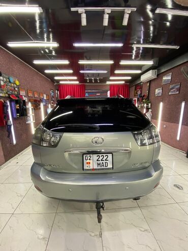 лексуз 400: Lexus RX 350 в серебристом цвете. Этот кроссовер имеет задний привод и